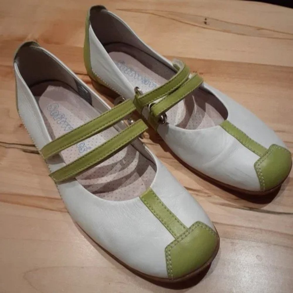 100% leather SOFTWAVES Mary Jane slip-on Mint green adjust strap Sz 7 or 37.5 eu